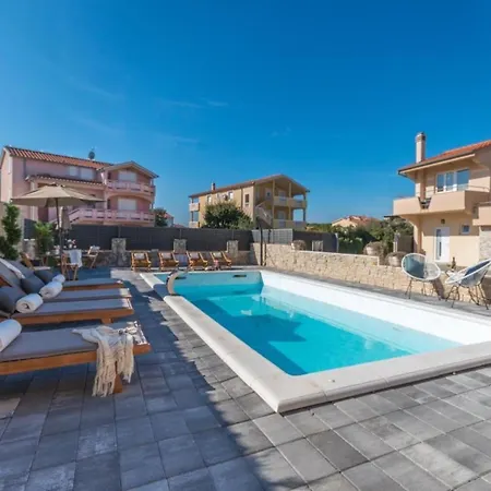 Julia - One Bedroom 4 *